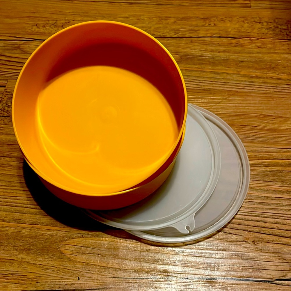 Tupperware bowls with lids